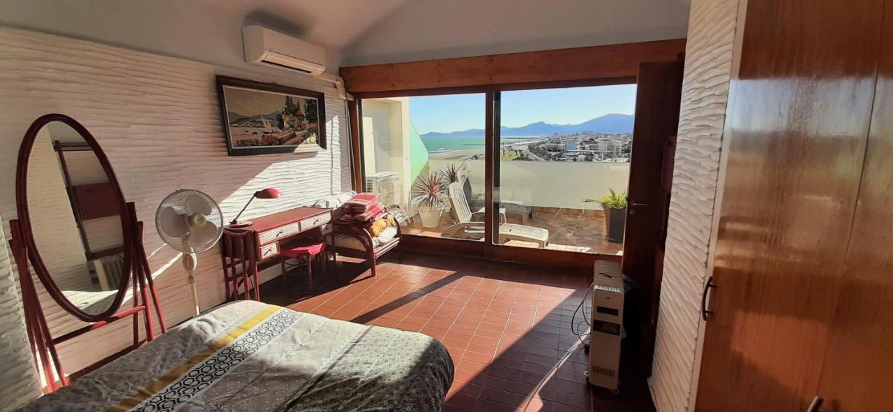 Port Cipriano Sur Les Toits , Vue Panoramique Sur La Mer 생시프리앙 외부 사진