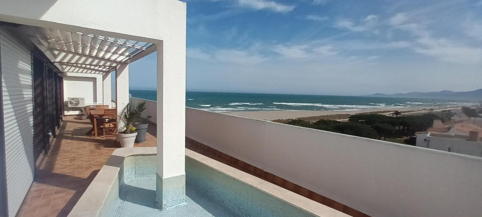 Port Cipriano Sur Les Toits , Vue Panoramique Sur La Mer 생시프리앙 외부 사진